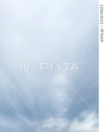 雨雲が広がる暗い白灰色の曇り空の縦長の背景画像 131678821