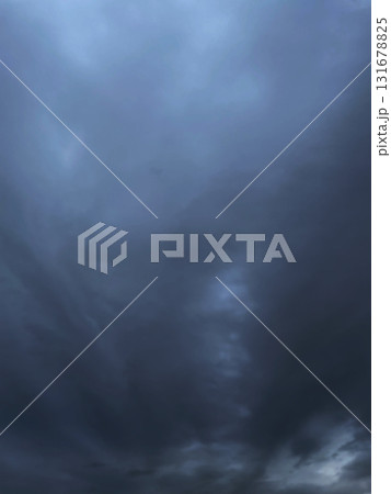 雨雲が広がる暗い鉛色の曇り空の縦長の背景画像 雨雲が広がる暗い鉛色の曇り空の縦長の背景画像 131678825