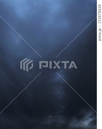 雨雲が広がる黒灰色の曇り空の縦長の背景画像 131678826