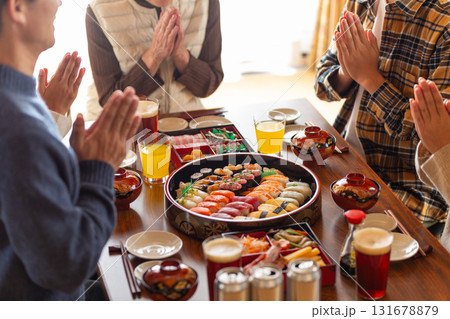 実家へ帰省した家族とおばあちゃんで囲む正月の食卓 実家へ帰省した家族とおばあちゃんで囲む正月の食卓 131678879