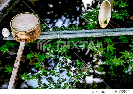 手水鉢に浮く緑の紅葉 131678904