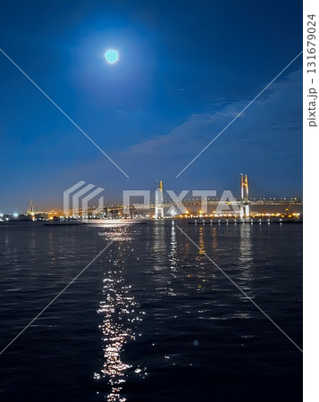 幻想的な横浜ベイブリッジの夜景と月明かり 幻想的な横浜ベイブリッジの夜景と月明かり 131679024