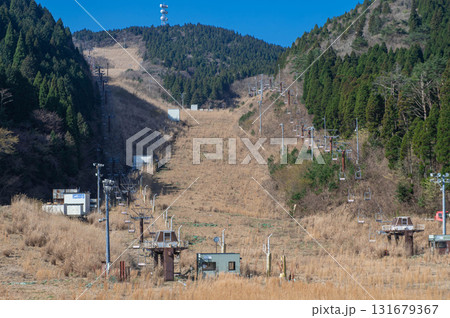 草に覆われた休業中のスキー場 131679367