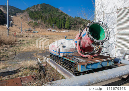 草に覆われた休業中のスキー場 草に覆われた休業中のスキー場 131679368