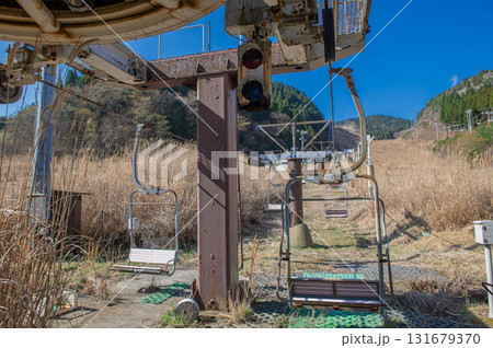 草に覆われた休業中のスキー場 131679370
