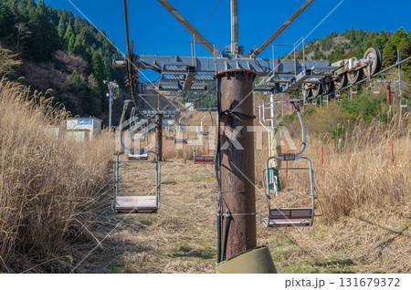 草に覆われた休業中のスキー場 131679372