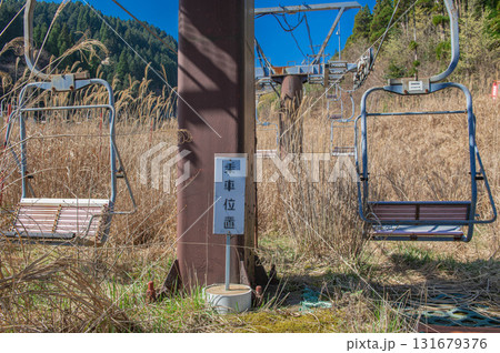 草に覆われた休業中のスキー場 131679376