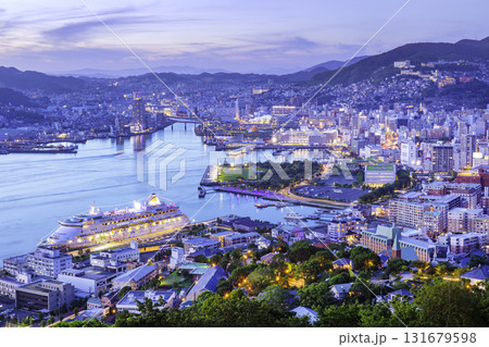 鍋冠山展望台から見る長崎の美しい夕景(長崎県長崎市・鍋冠山) 鍋冠山展望台から見る長崎の美しい夕景(長崎県長崎市・鍋冠山) 131679598