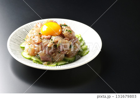 イナダのユッケを黒背景で撮影 131679803