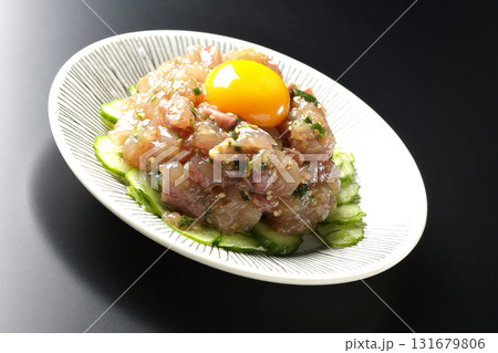 イナダのユッケを黒背景で撮影 131679806