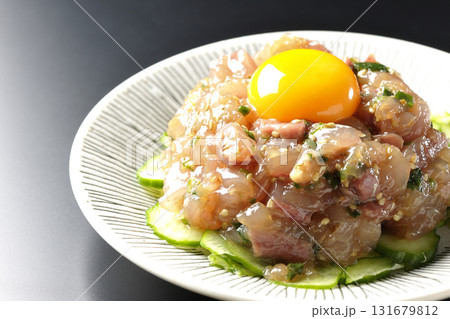 イナダのユッケを黒背景で撮影 131679812