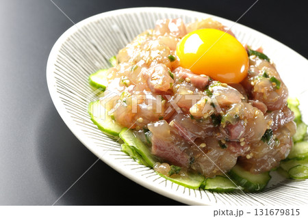 イナダのユッケを黒背景で撮影 131679815