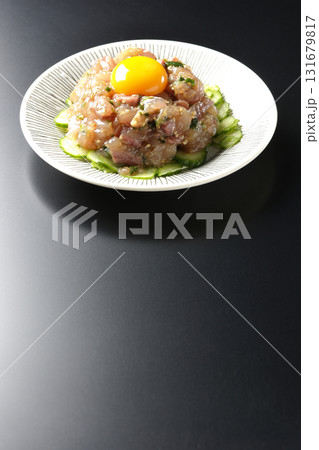 イナダのユッケを黒背景で撮影 131679817