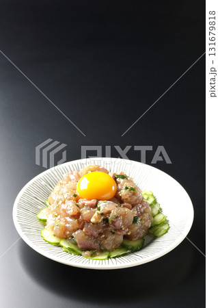 イナダのユッケを黒背景で撮影 131679818