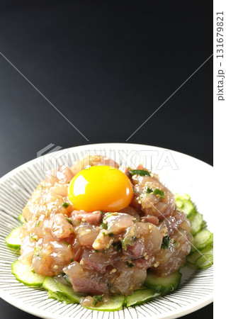 イナダのユッケを黒背景で撮影 131679821