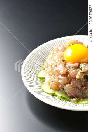 イナダのユッケを黒背景で撮影 131679822