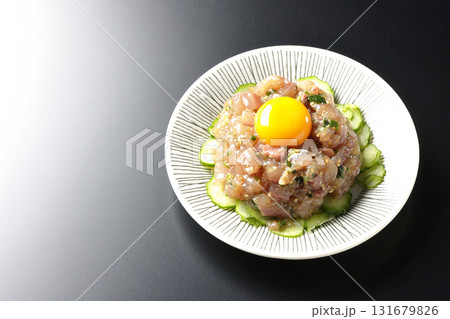 イナダのユッケを黒背景で撮影 131679826