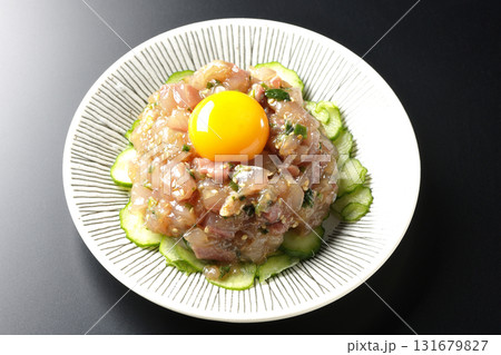イナダのユッケを黒背景で撮影 131679827