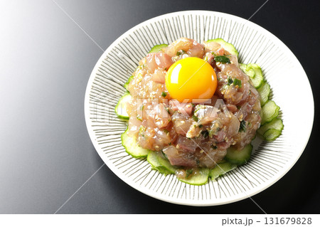 イナダのユッケを黒背景で撮影 イナダのユッケを黒背景で撮影 131679828