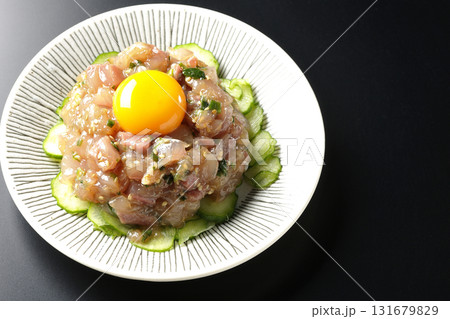 イナダのユッケを黒背景で撮影 131679829