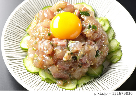 イナダのユッケを黒背景で撮影 131679830