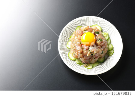 イナダのユッケを黒背景で撮影 131679835