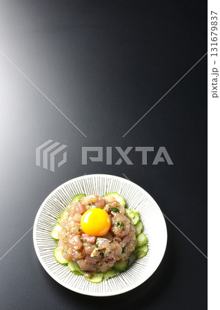 イナダのユッケを黒背景で撮影 131679837