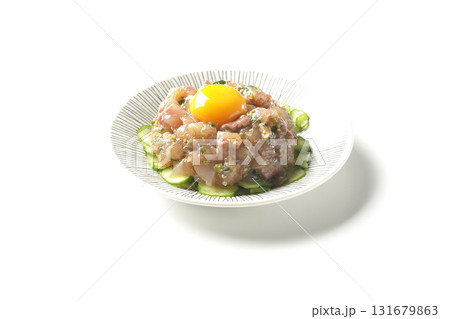 イナダのユッケを白背景で撮影 イナダのユッケを白背景で撮影 131679863