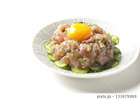 イナダのユッケを白背景で撮影 131679869