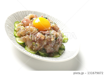 イナダのユッケを白背景で撮影 131679872