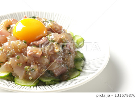 イナダのユッケを白背景で撮影 131679876