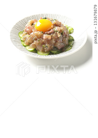 イナダのユッケを白背景で撮影 131679879