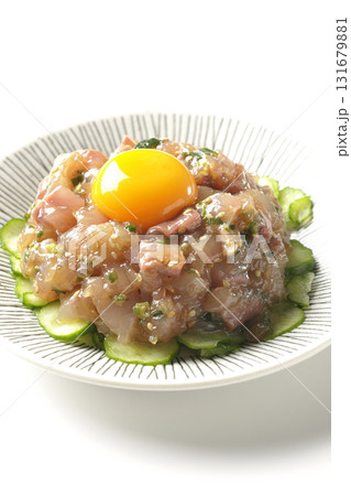 イナダのユッケを白背景で撮影 131679881