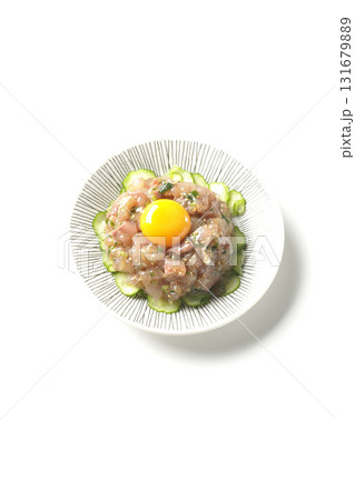 イナダのユッケを白背景で撮影 131679889