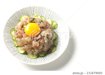 イナダのユッケを白背景で撮影 131679893