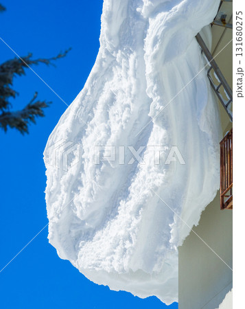 快晴の青空を背景にした迫力ある雪庇のアップ写真 (長野県、志賀高原) 131680275