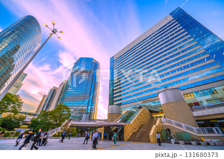 日本の東京都市景観 品川駅やオフィスビル群、仕事終わりなどのビジネスマンらを望む 131680373
