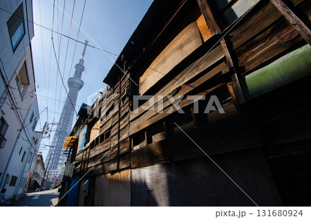 東京都墨田区 下町の路地からみえる東京スカイツリー 東京都墨田区 下町の路地からみえる東京スカイツリー 131680924