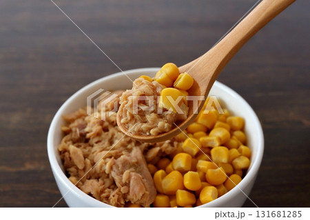 テーブル背景の木製スプーンですくったツナコーン テーブル背景の木製スプーンですくったツナコーン 131681285