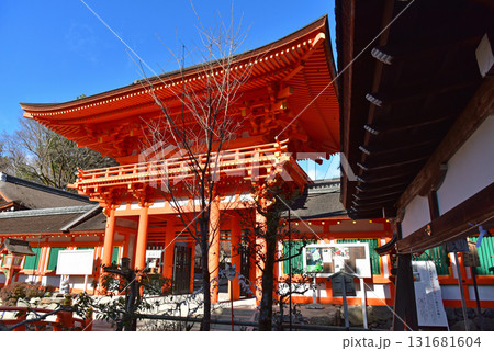 京都　上賀茂神社の楼門 131681604