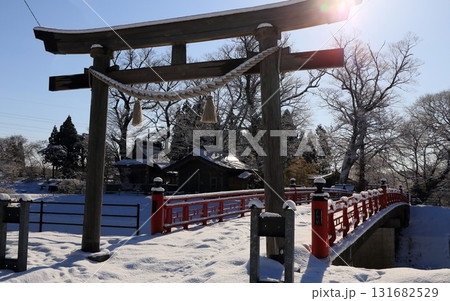 雪の積もった冬晴れの朝の神社 131682529