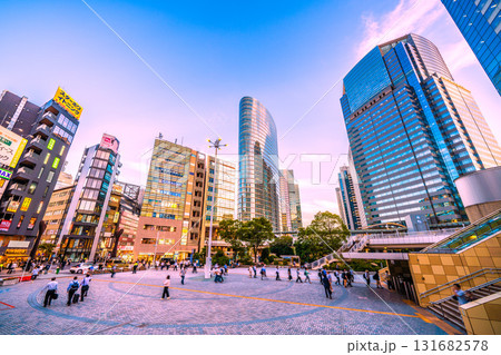 日本の東京都市景観 品川駅前のオフィスビル群や仕事終わりなどのビジネスマンらを望む 131682578
