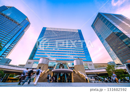 日本の東京都市景観 品川駅やオフィスビル群、仕事終わりなどのビジネスマンらを望む 131682592