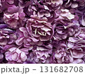 敷き詰められた紫色の造花 131682708