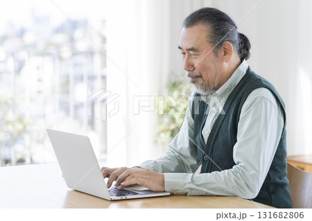 ノートパソコンで作業をするシニア男性 ノートパソコンで作業をするシニア男性 131682806
