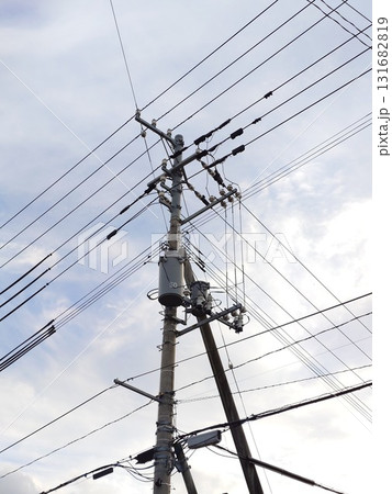 電柱に付いている柱上変圧器 131682819