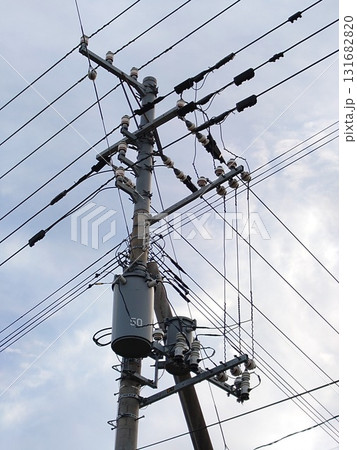 電柱に付いている柱上変圧器 131682820