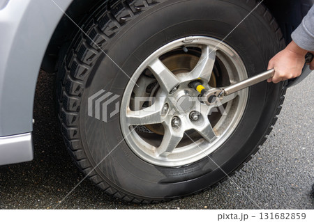 冬タイヤに交換した後にトルクレンチを使って締め付けトルクの再点検をしている様子 冬タイヤに交換した後にトルクレンチを使って締め付けトルクの再点検をしている様子 131682859