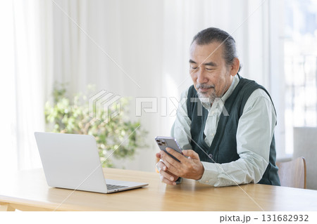 スマートフォンを操作する70代の男性 131682932