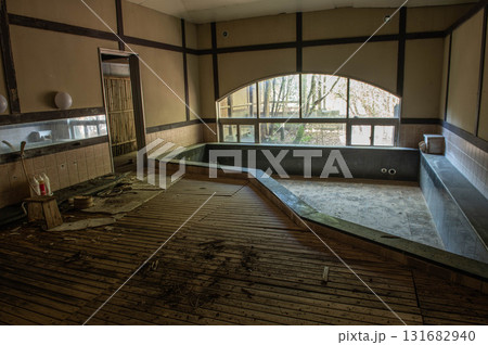 廃業した温泉街にある旅館跡の浴場 廃業した温泉街にある旅館跡の浴場 131682940
